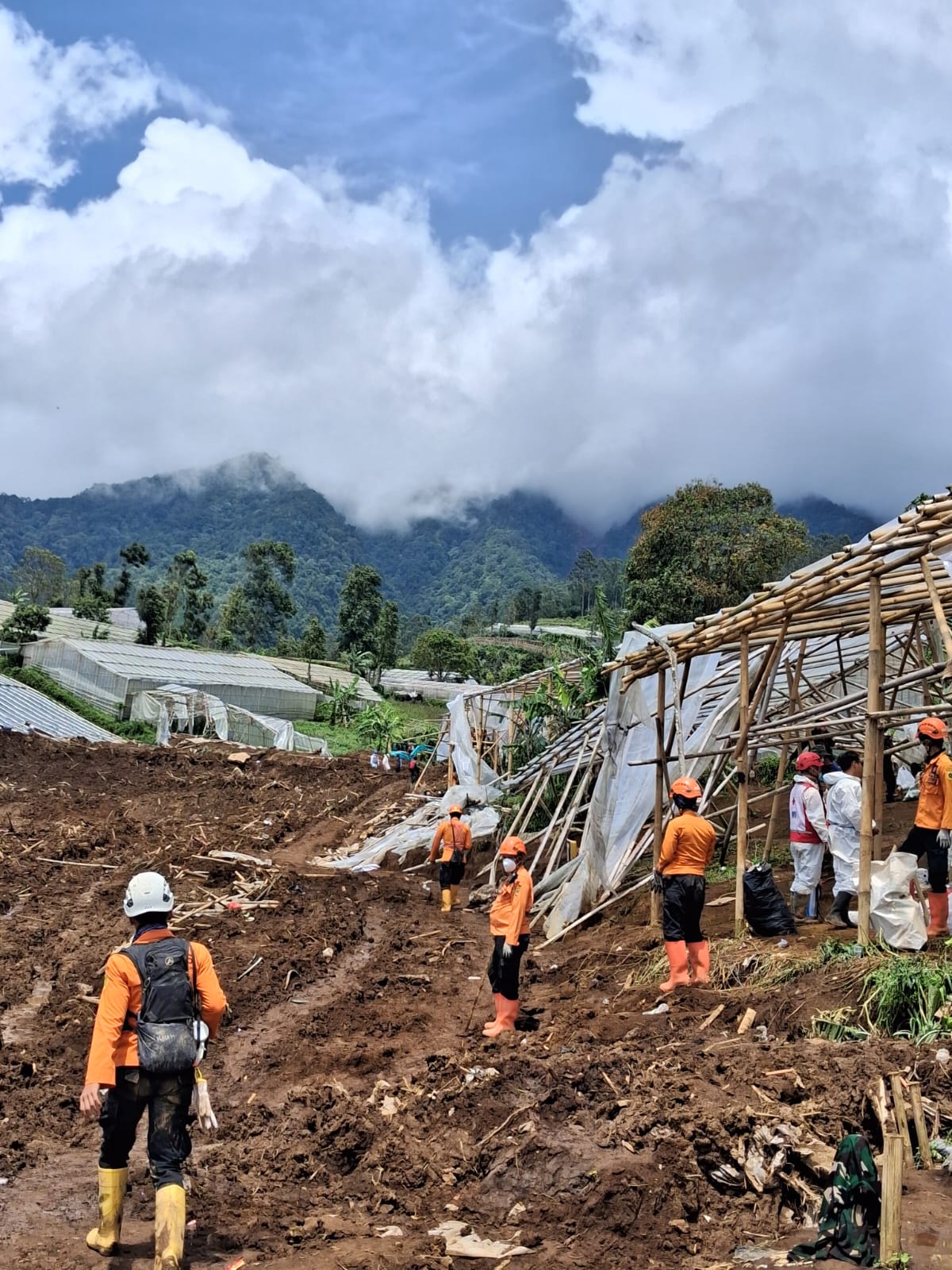 Tinggal Enam Korban Longsor Cisarua Bandung Barat Yang Belum Ditemukan